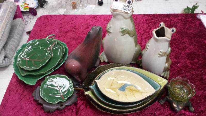 lot 10462 image: Frogs and Plates Lot