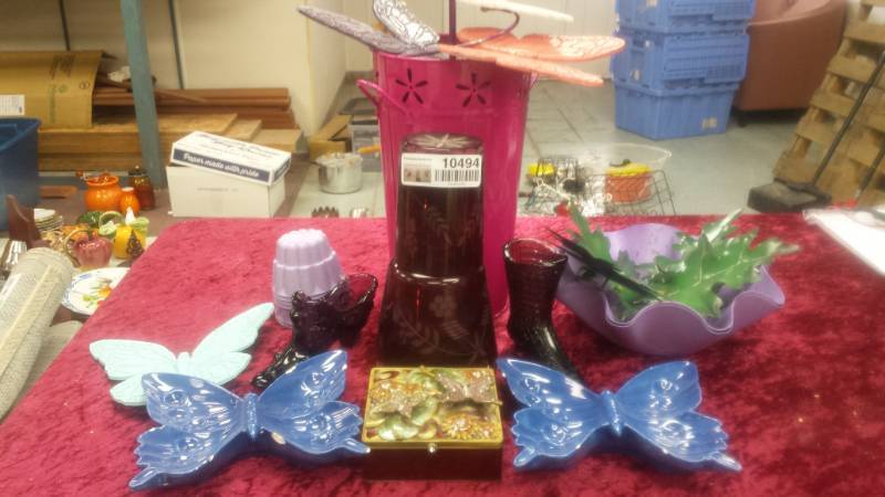 lot 10494 image: Butterflies Dcor, Fenton Glass Lot