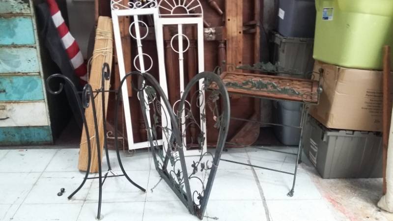 lot 10446 image: Lot of Metal Garden Dcor Pieces