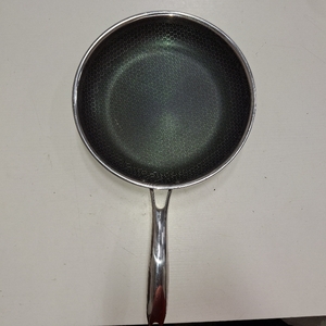 lot 6066 image: HexClad 10in Non Stick Frying Pan