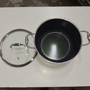 lot 6075 image: HexClad 10in Stock Pot With Lid
