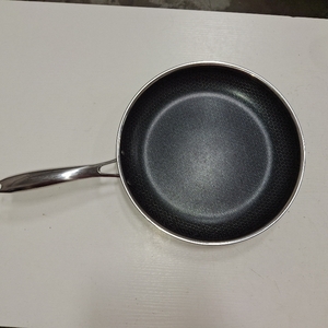 lot 8020 image: Hexclad Frypan 12 inch