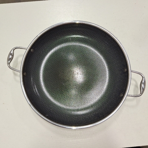 lot 8038 image: Hexclad 14 Inch Fry Pan