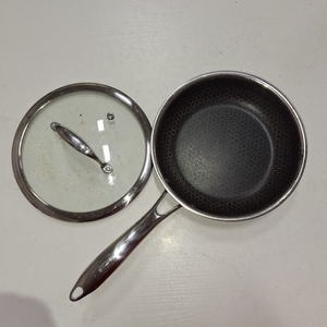lot 8040 image: Hexclad 8 inch Fry Pan With Lid