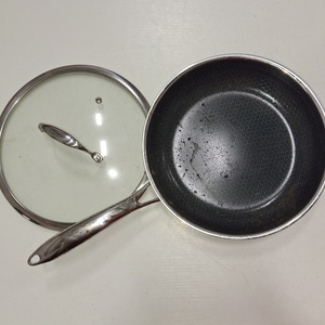 lot 8042 image: Hexclad 11 inch Fry Pan With Lid