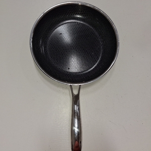 lot 8050 image: Hexclad 10 Inch Fry Pan