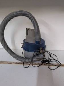 lot 15 image: Portable Car Shop Vac with Hose and Power Cord