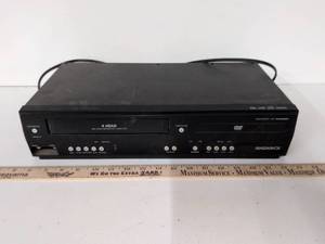 lot 17 image: Magnavox DVD Player VCR DV220MW9 4 Head ( No Remote )