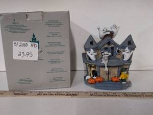 lot 51 image: Partylite P7311 Haunted Tealight House