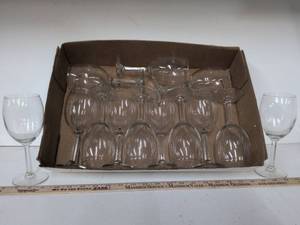 lot 80 image: Set of 13 Wine Glasses with Radiating Pattern Design