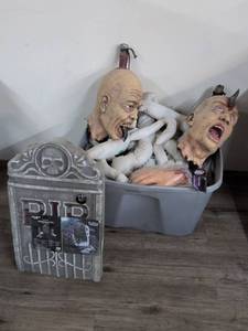 lot 118 image: RIP 24-Piece Tombstone Set Halloween Decoration with Zombie Head Figures