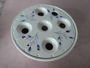 lot 1208 image: Vintage Ceramic Egg Holder 6-Cup with Blue Leaf Motif
