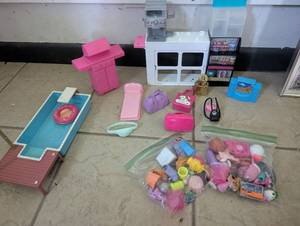 lot 1511 image: Barbie Doll House Playset Furniture Accessories Lot