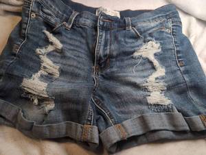 lot 1801 image: Mudd Stretch Mid-Rise Midi Denim Shorts Size 7