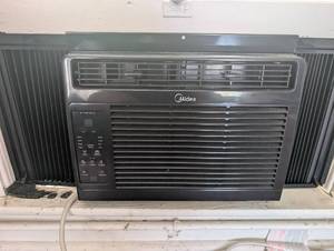 lot 502 image: Midea Window Air Conditioner Unit&nbsp