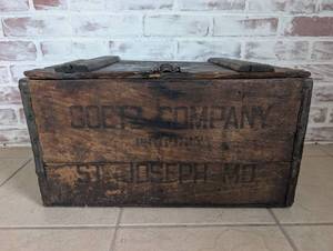 lot 1212 image: Vintage Goets Company Storage Wooden Beer Crate