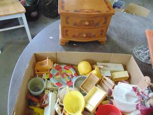 lot 4895 image: Dollhouse Furniture and Jewelry Box