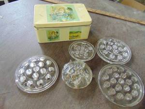 lot 4896 image: Glass Frogs and Cigar Box