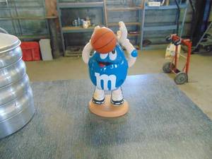lot 4937 image: M&M Basketball Player