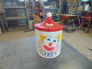 lot 4971 image: Metal Cookie Tin - Plastic lid has a crack
