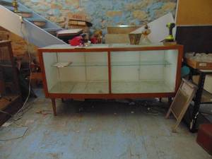lot 4988 image: Large Display Case - Needs TLC - Mirrors on bottom