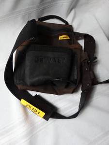 lot 25191 image: DEWALT tool belt
