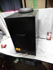 lot 25221 image: Metal filing cabinet