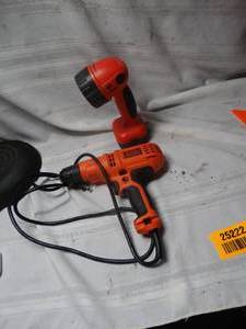 lot 25222 image: Power drill and spot light high power
