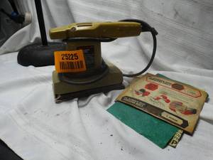 lot 25225 image: VINTAGE black and Decker Finishing sander