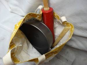 lot 27920 image: Lot of Misc. Kitchenware Cakepan Apple cutter Rolling pin and more