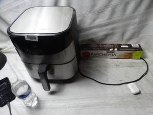 lot 27927 image: Gourmia Air Fryer and Parchment paper