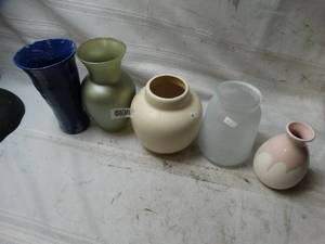 lot 27870 image: Lot of 5 vases