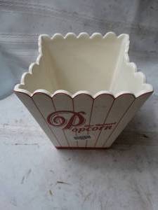 lot 27871 image: Kitchen decor Popcorn vase or storage container�