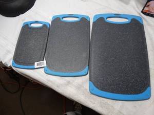lot 27878 image: Lot of 3 matching Cutting boards of different sizes