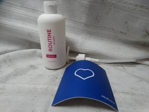 lot 26264 image: Routine wellness shampoo bottle and pump New