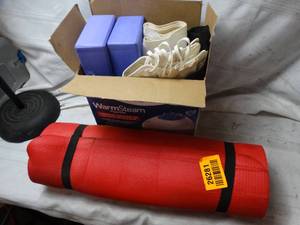 lot 26281 image: Work out gear Lot of misc gear for working out