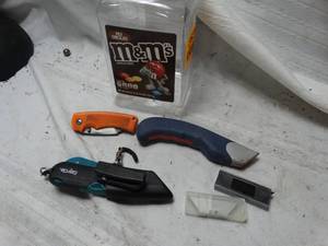 lot 25290 image: Lot of two Pocket knives and a box cutter, and blades