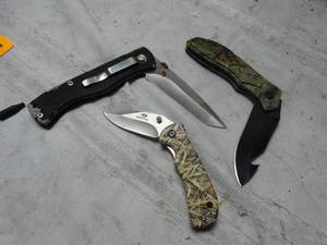 lot 25291 image: Lot of three Pocket knives