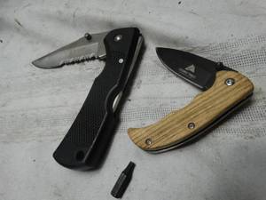 lot 26205 image: Lot of two Pocket knives