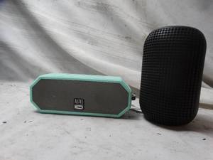 lot 26210 image: 2 bluetooth speakers