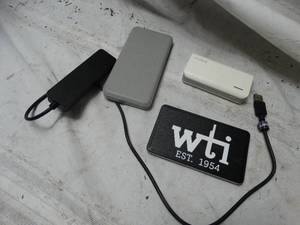 lot 26212 image: Lot of power banks for charging electronics