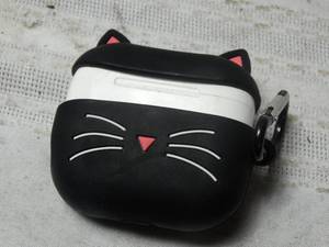 lot 26213 image: AirPods and Cat Airpod case