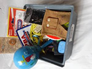 lot 27973 image: Lot of collectible key chains buttons and other souvenirs