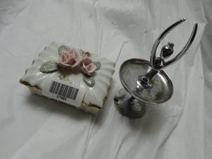 lot 27983 image: 2 piece vintage decoration set jewelry holders