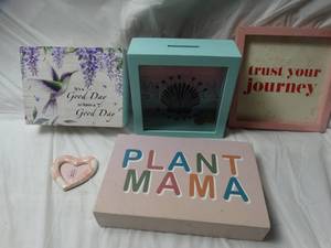 lot 36612 image: Cute colorful desk art and piggy bank with change