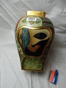 lot 27968 image: Large vase decoration