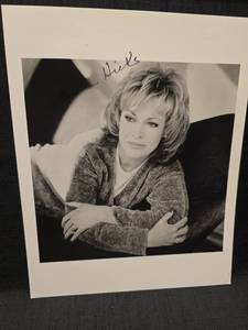 lot 50982 image: Catherine Hicks Signed 8x10 Black and White Photo