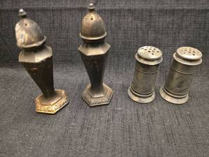 lot 50130 image: Metal Salt and Pepper Shaker Set