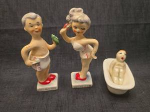 lot 50148 image: Humorous Bathroom Novelty Figurines salt and pepper shaker Set