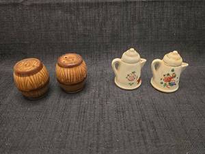 lot 50150 image: Louisville KY Souvenir Salt Pepper Shakers with Floral Design